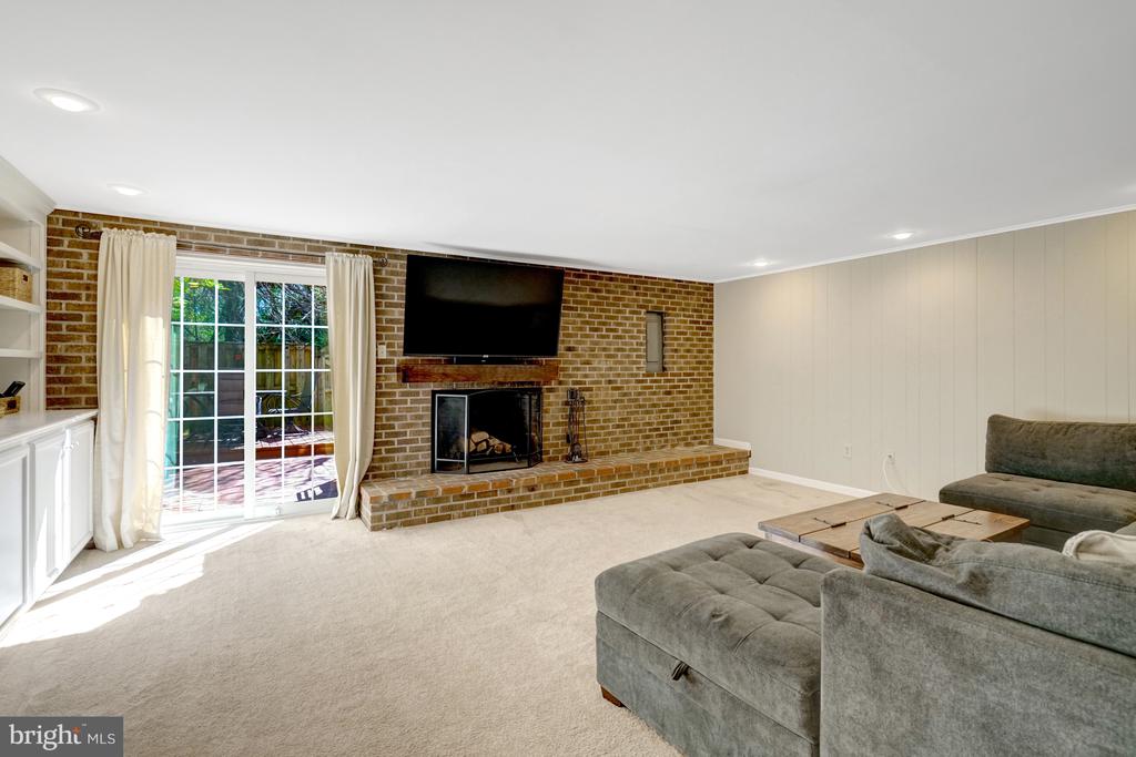 8213 CLIFTON FARM COURT
