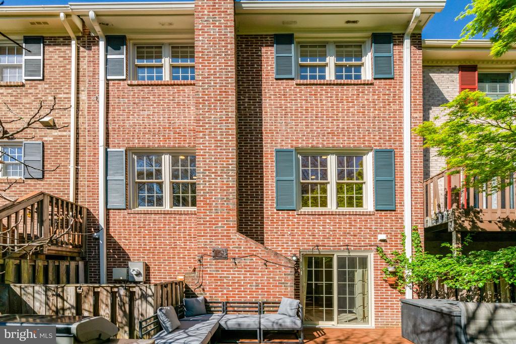 8213 CLIFTON FARM COURT
