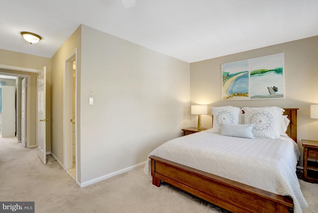 8213 CLIFTON FARM COURT