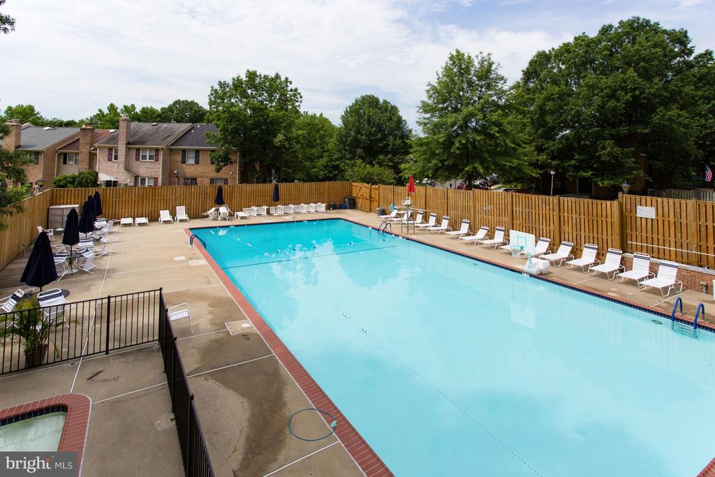 8213 CLIFTON FARM COURT