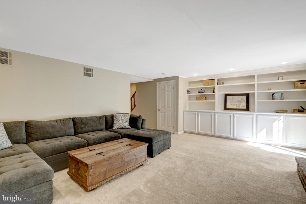 8213 CLIFTON FARM COURT