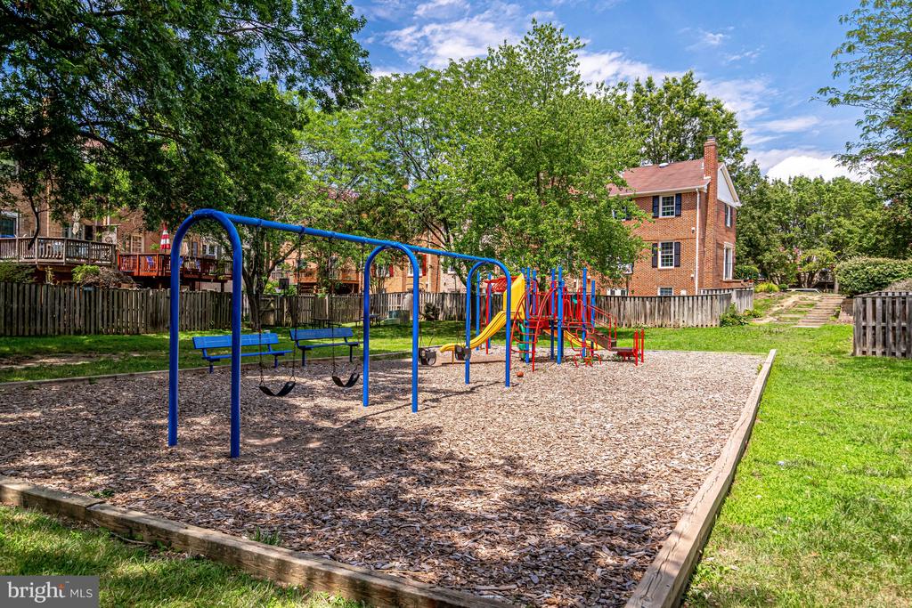 8213 CLIFTON FARM COURT
