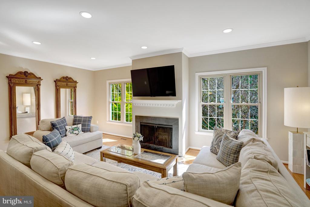 8213 CLIFTON FARM COURT
