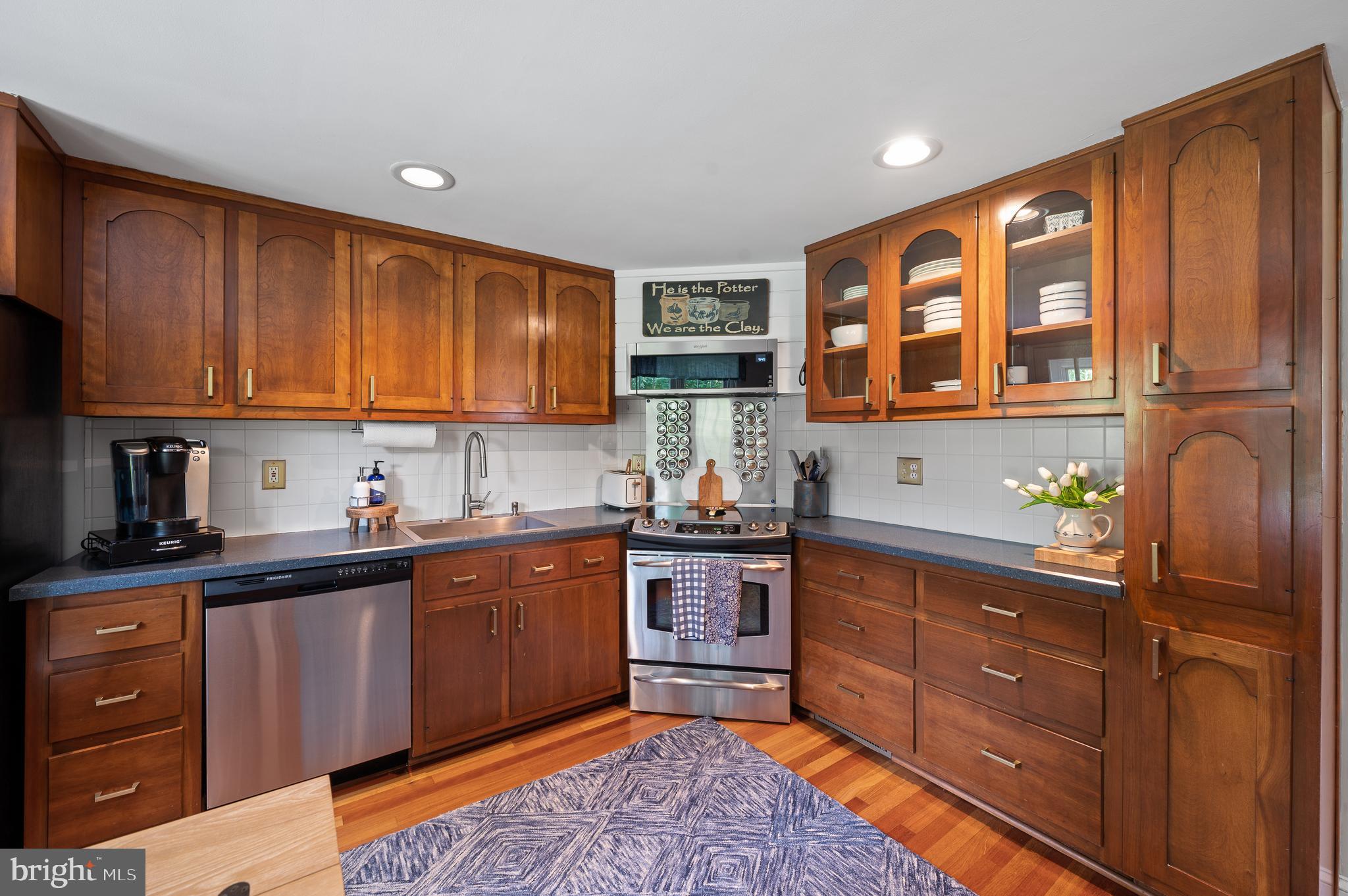 554 Woodside Ave