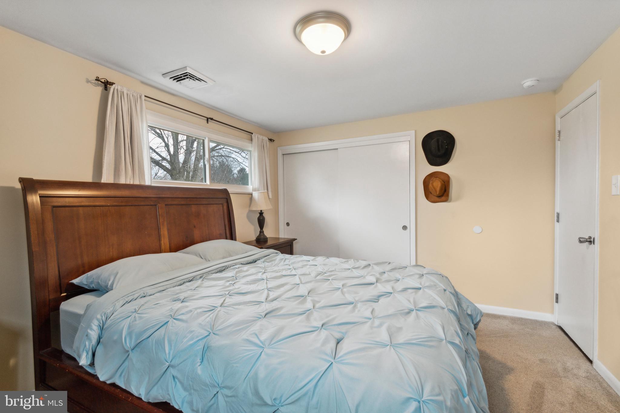 11 E Pennsbury Way