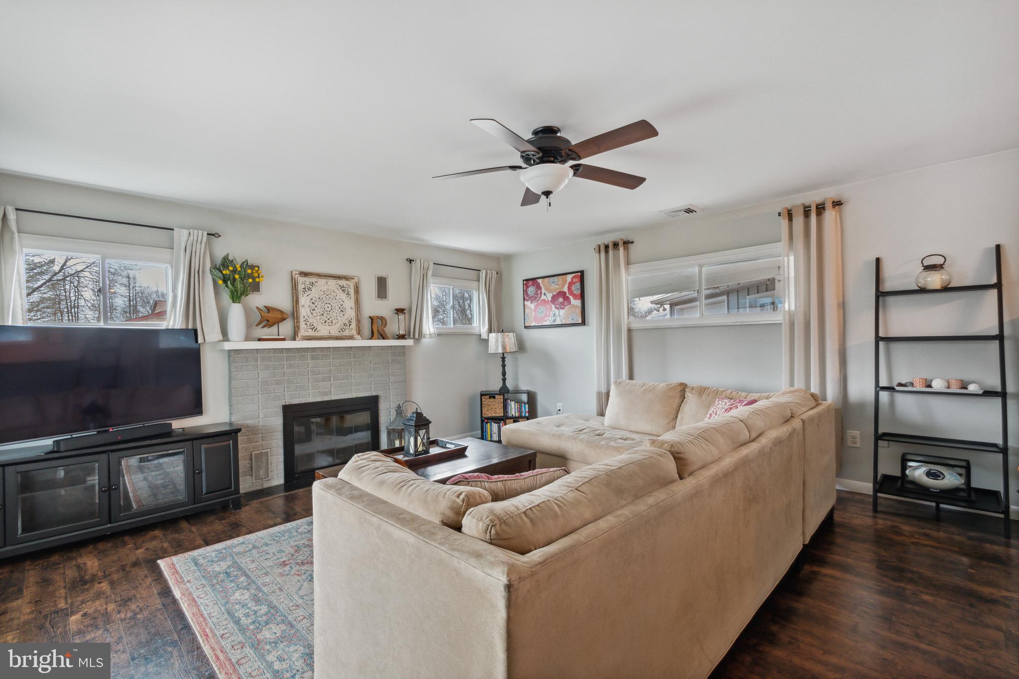 11 E Pennsbury Way