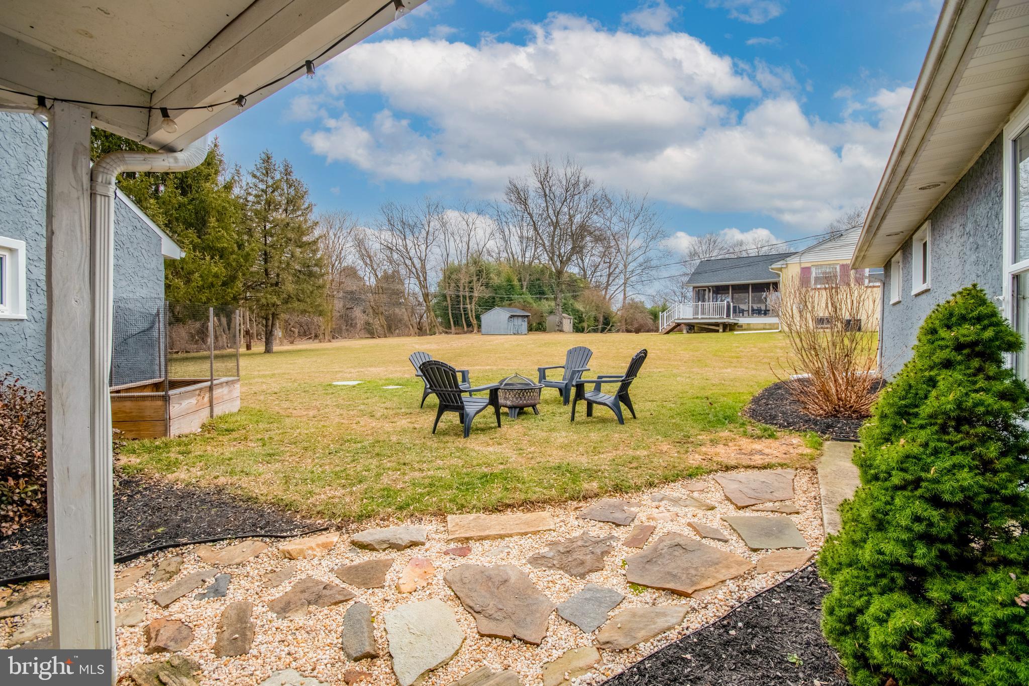 11 E Pennsbury Way