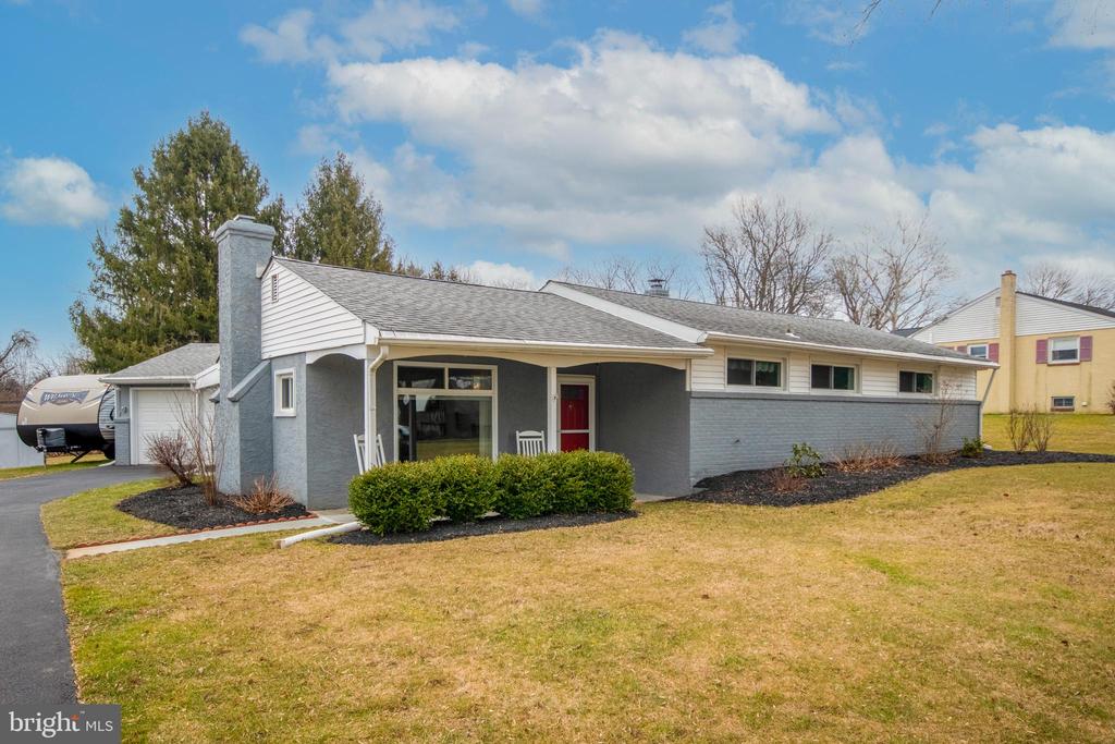 11 E Pennsbury Way