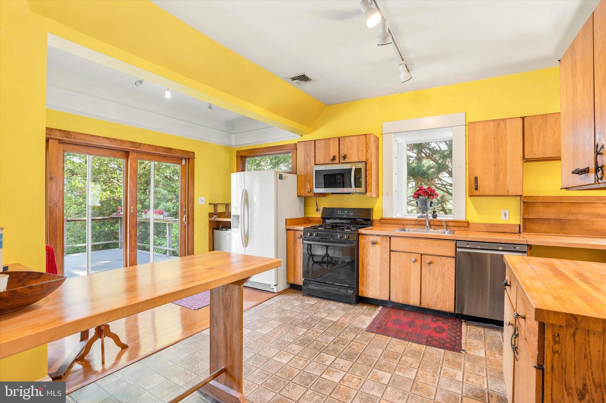 1054 CROTON ROAD