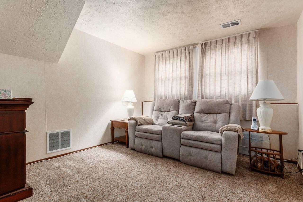 1370 Crestview Street