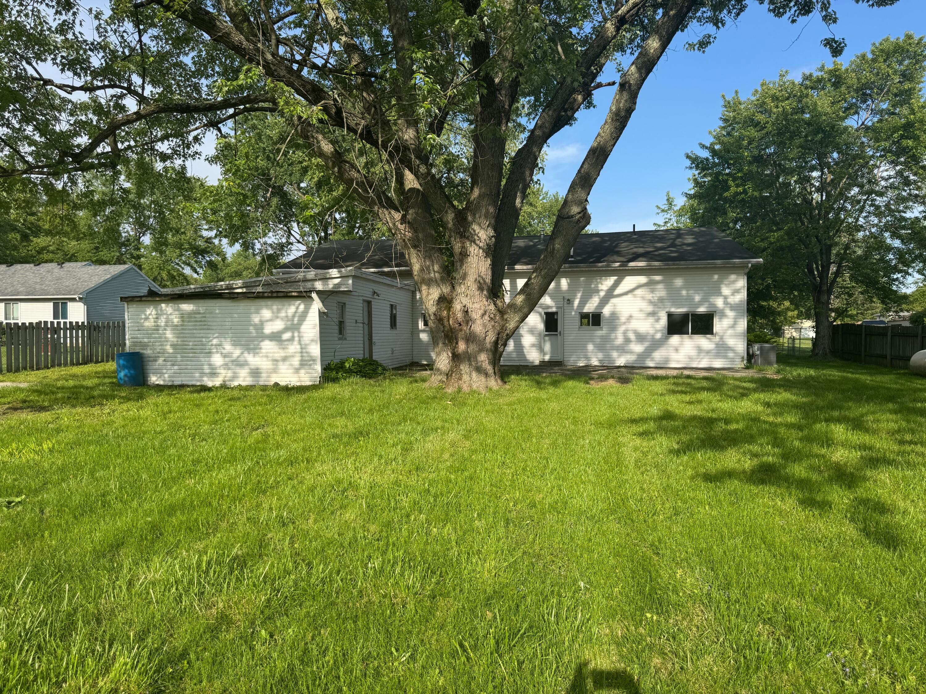 64 7th Avenue SW, 1