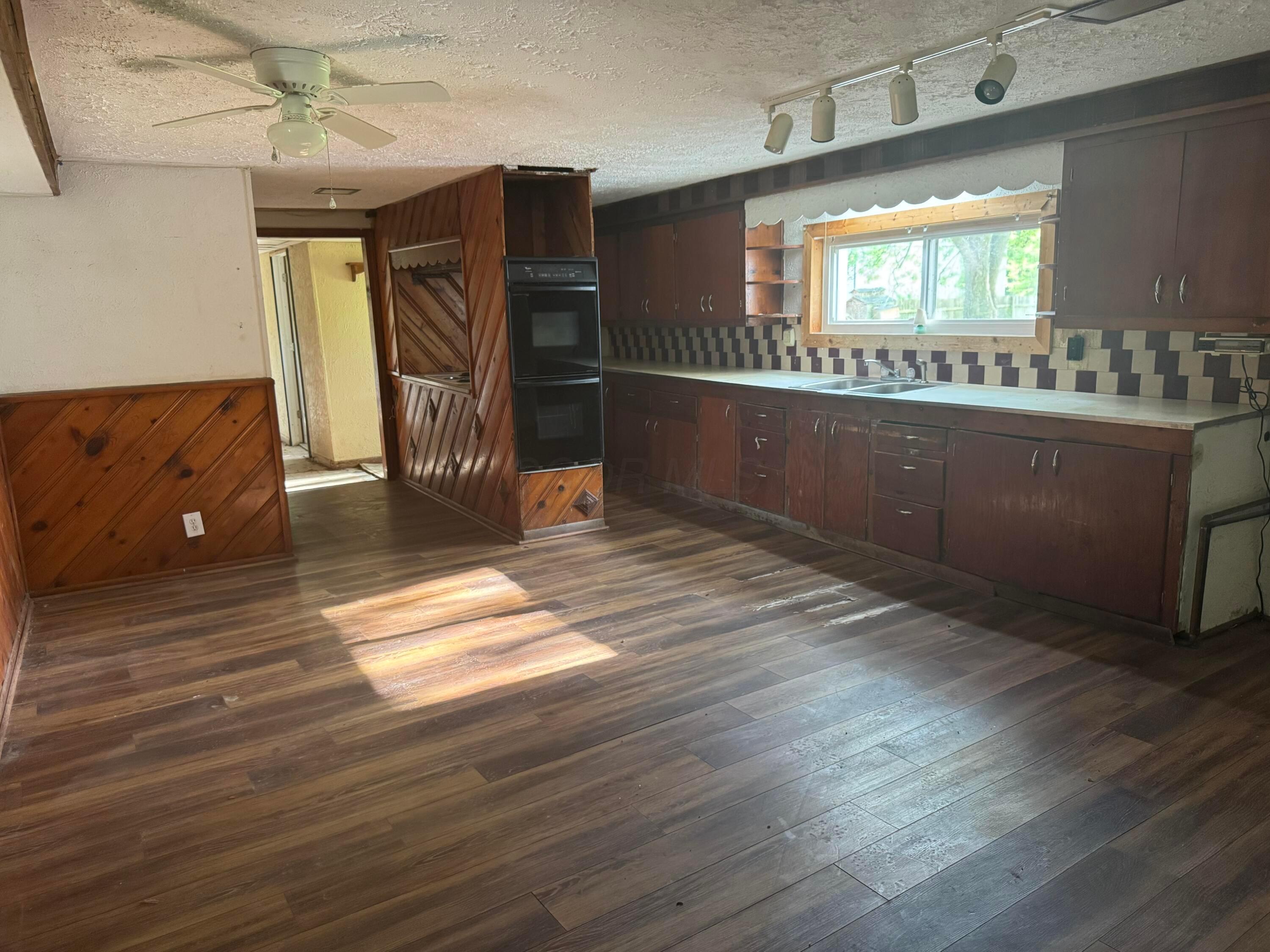 64 7th Avenue SW, 1