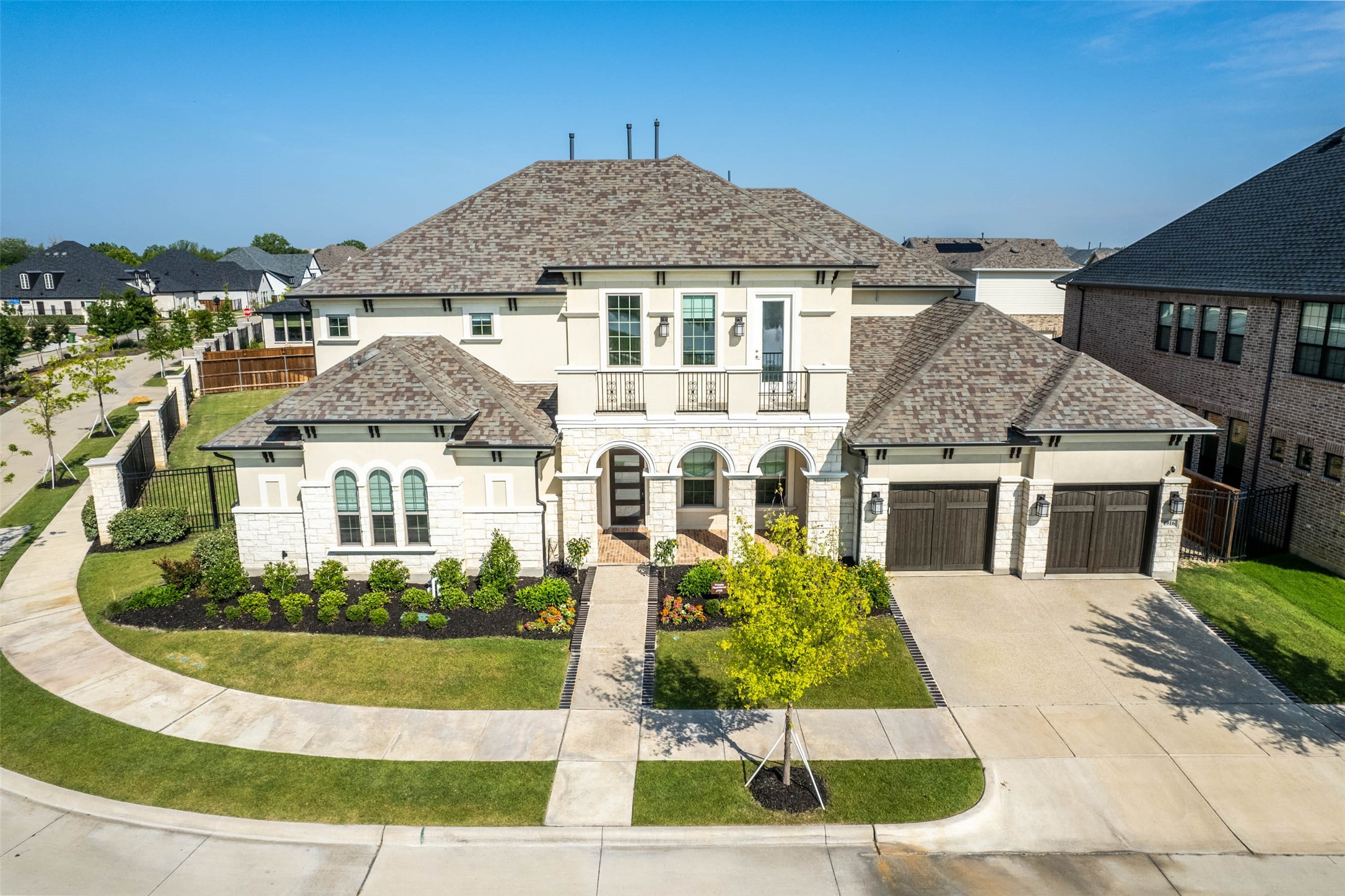 1916 Coopers Hawk Drive