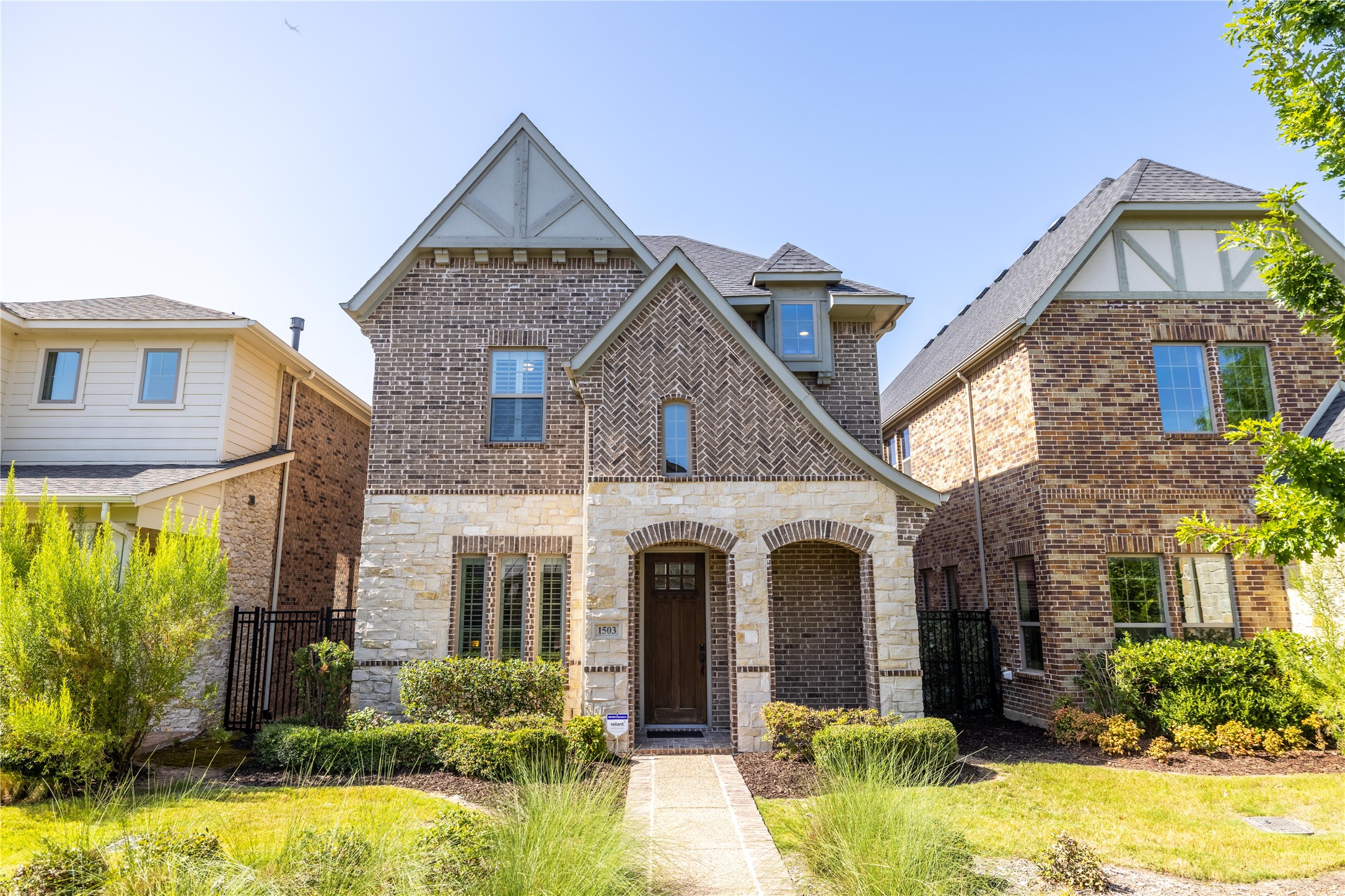 1503 English Blue Lane