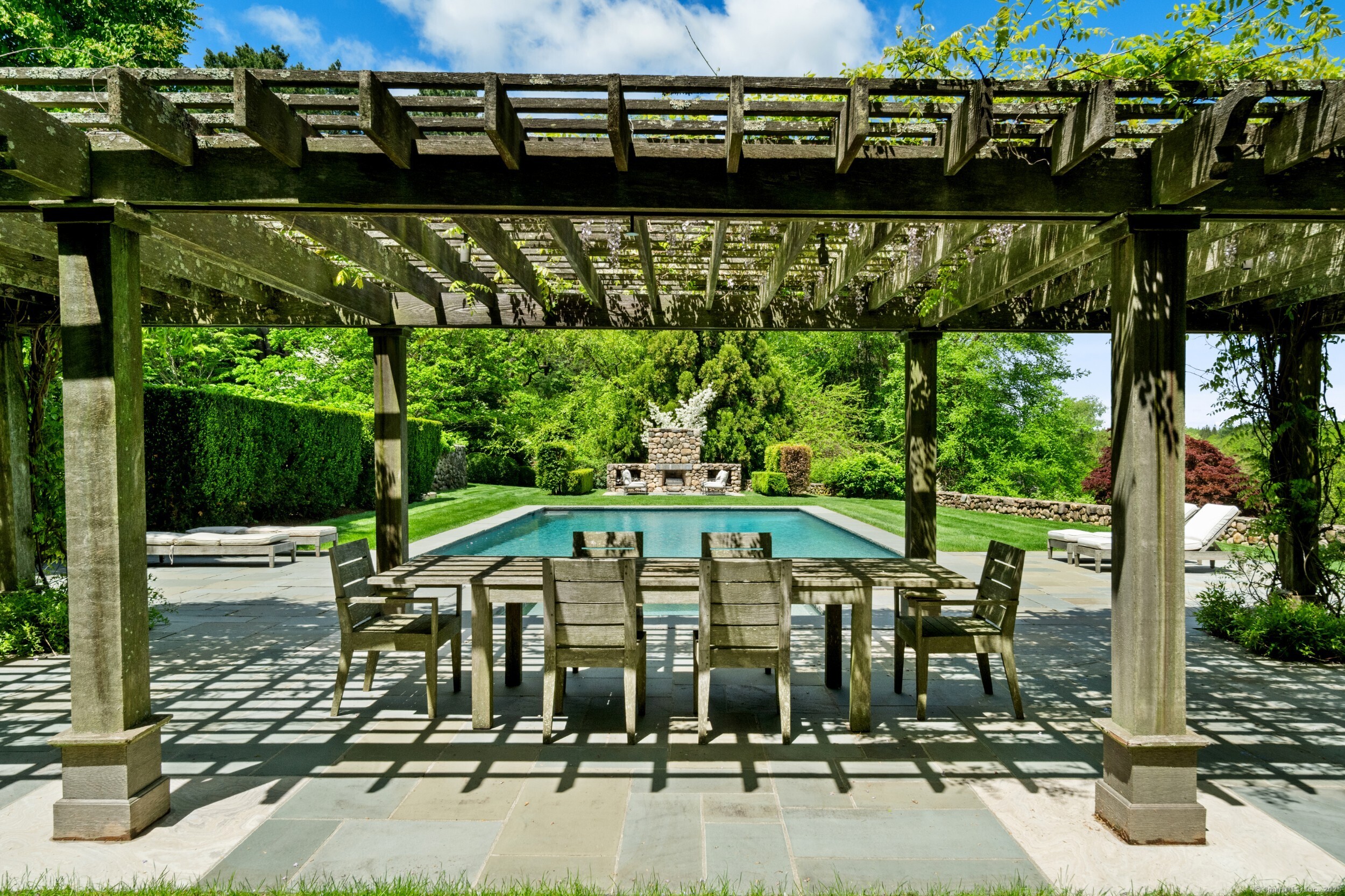 945 Oenoke Ridge