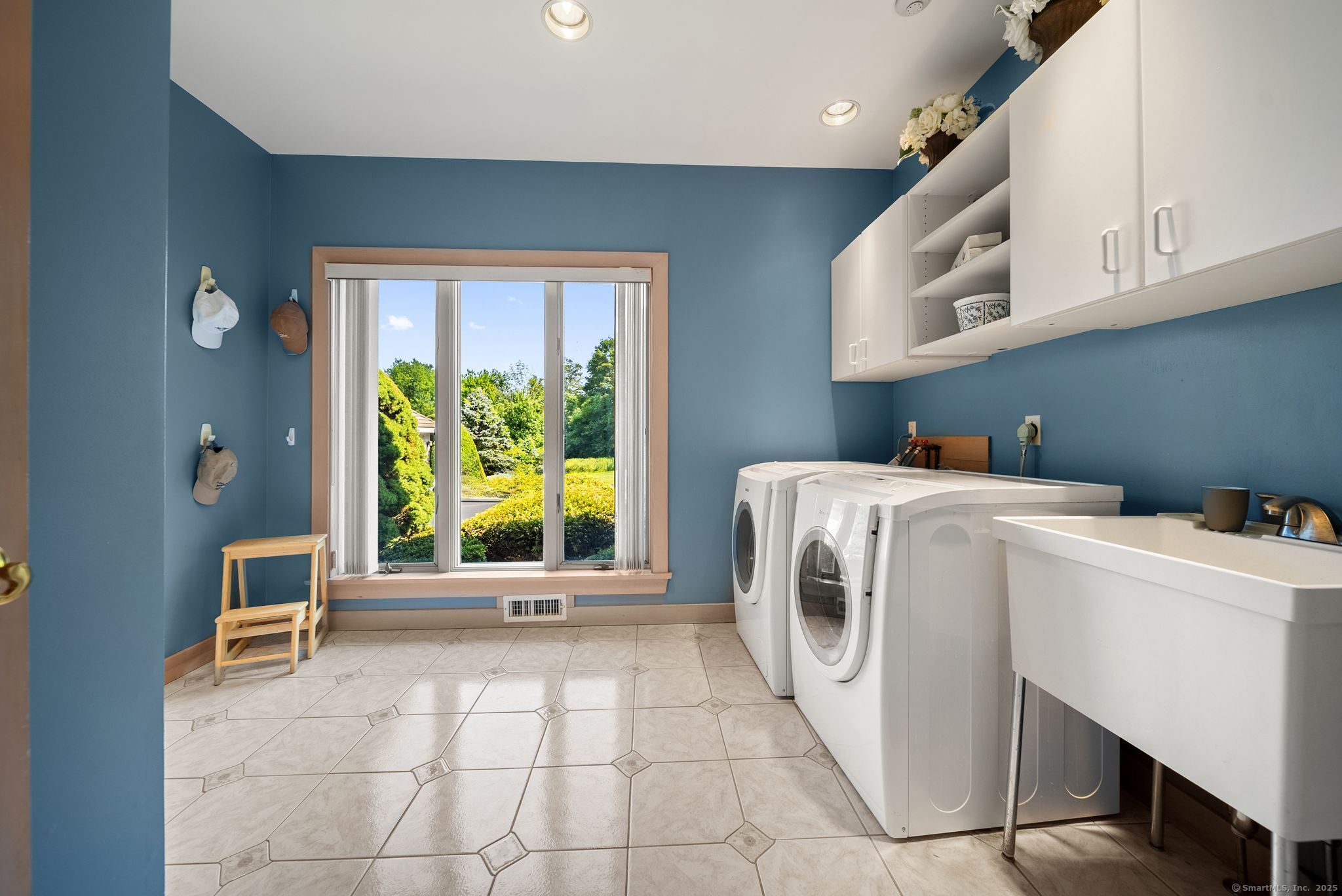 1253 Mapleton Avenue