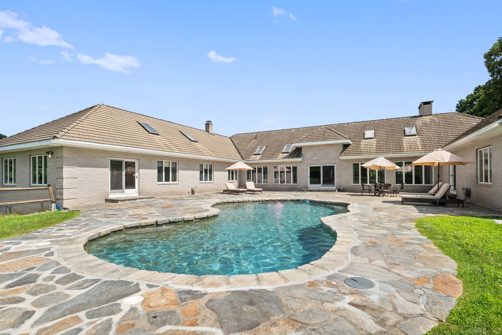 1253 Mapleton Avenue