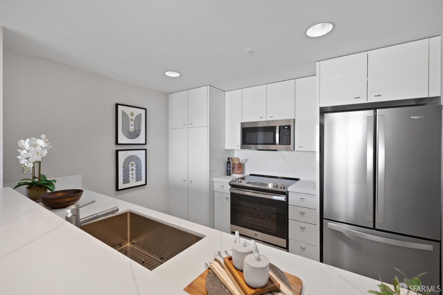 403 Main Street # 619N