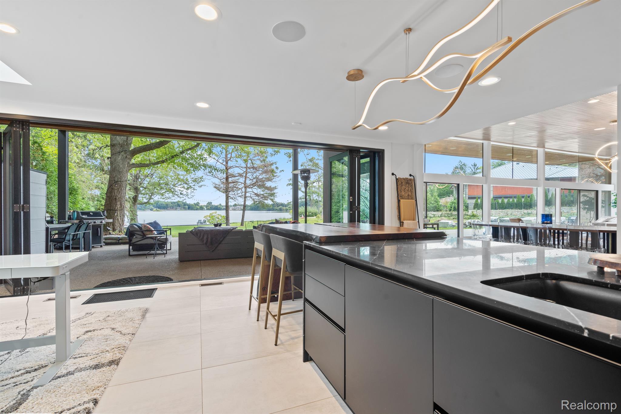 3897 LAKELAND LANE