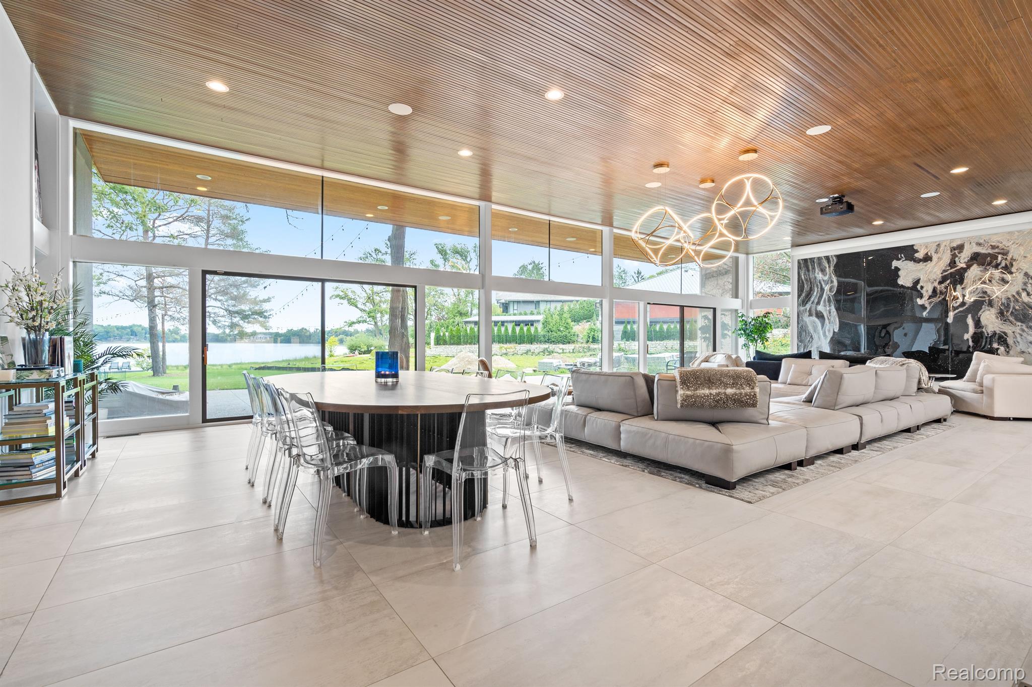 3897 LAKELAND LANE