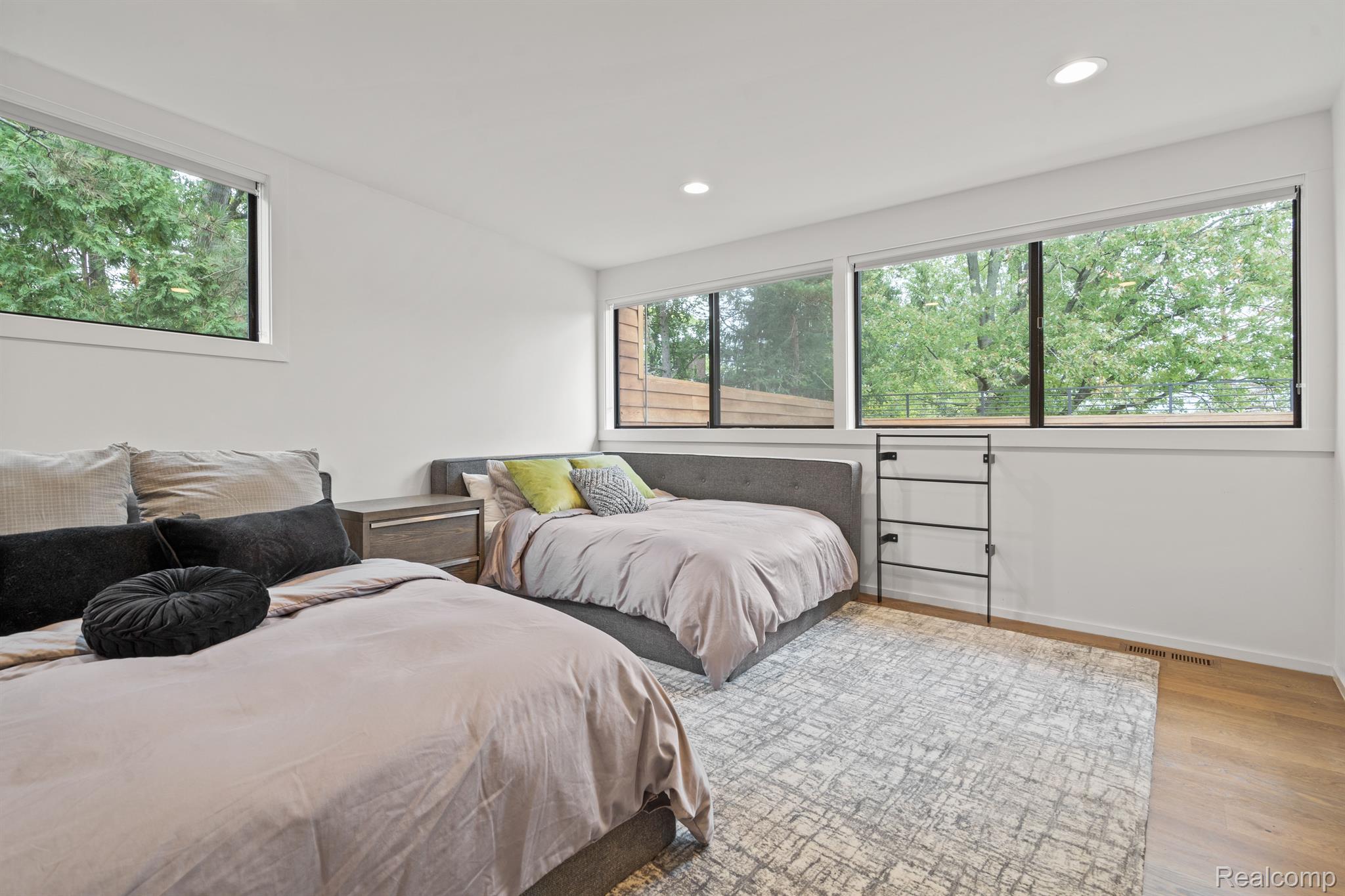3897 LAKELAND LANE