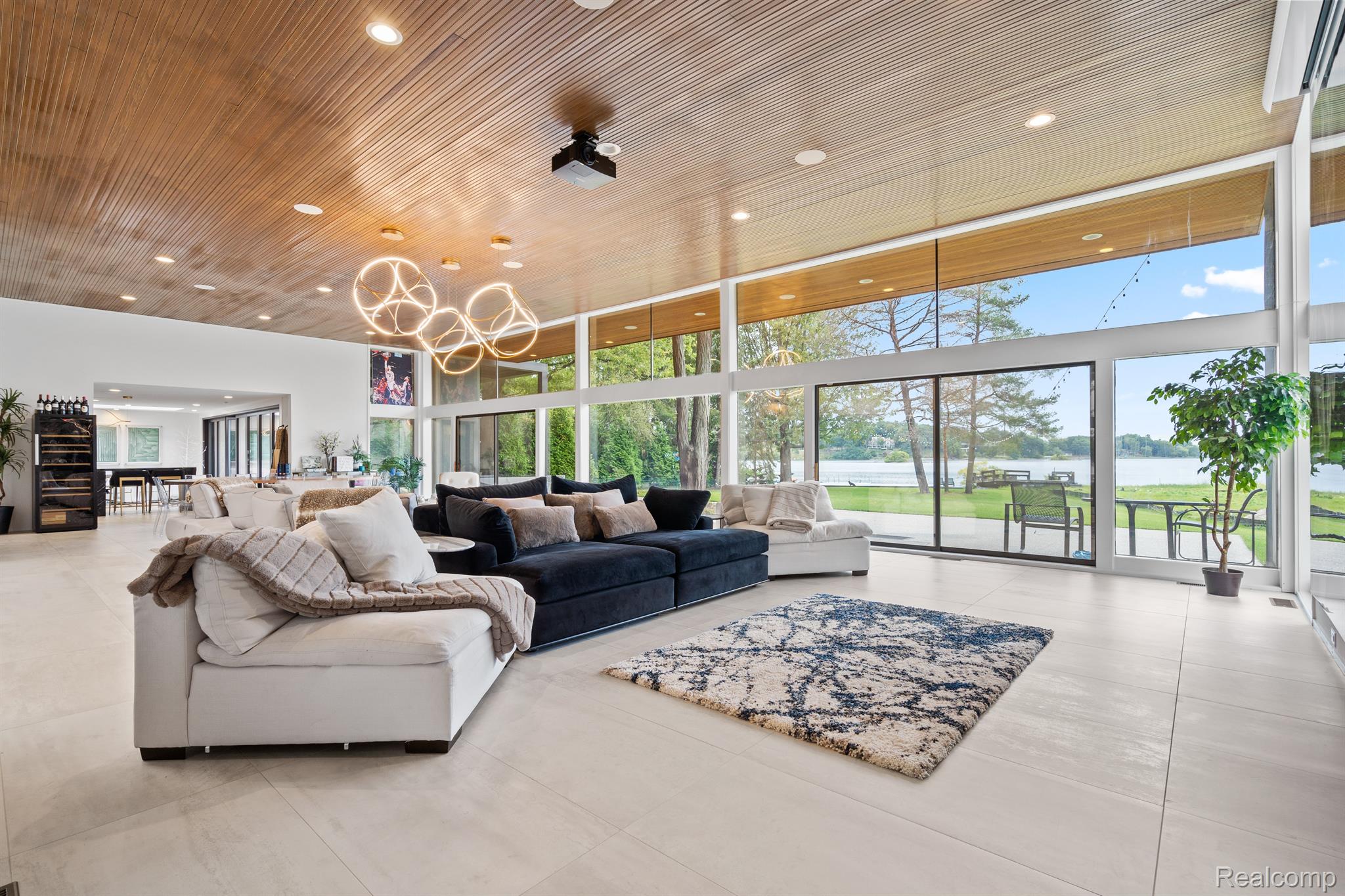 3897 LAKELAND LANE