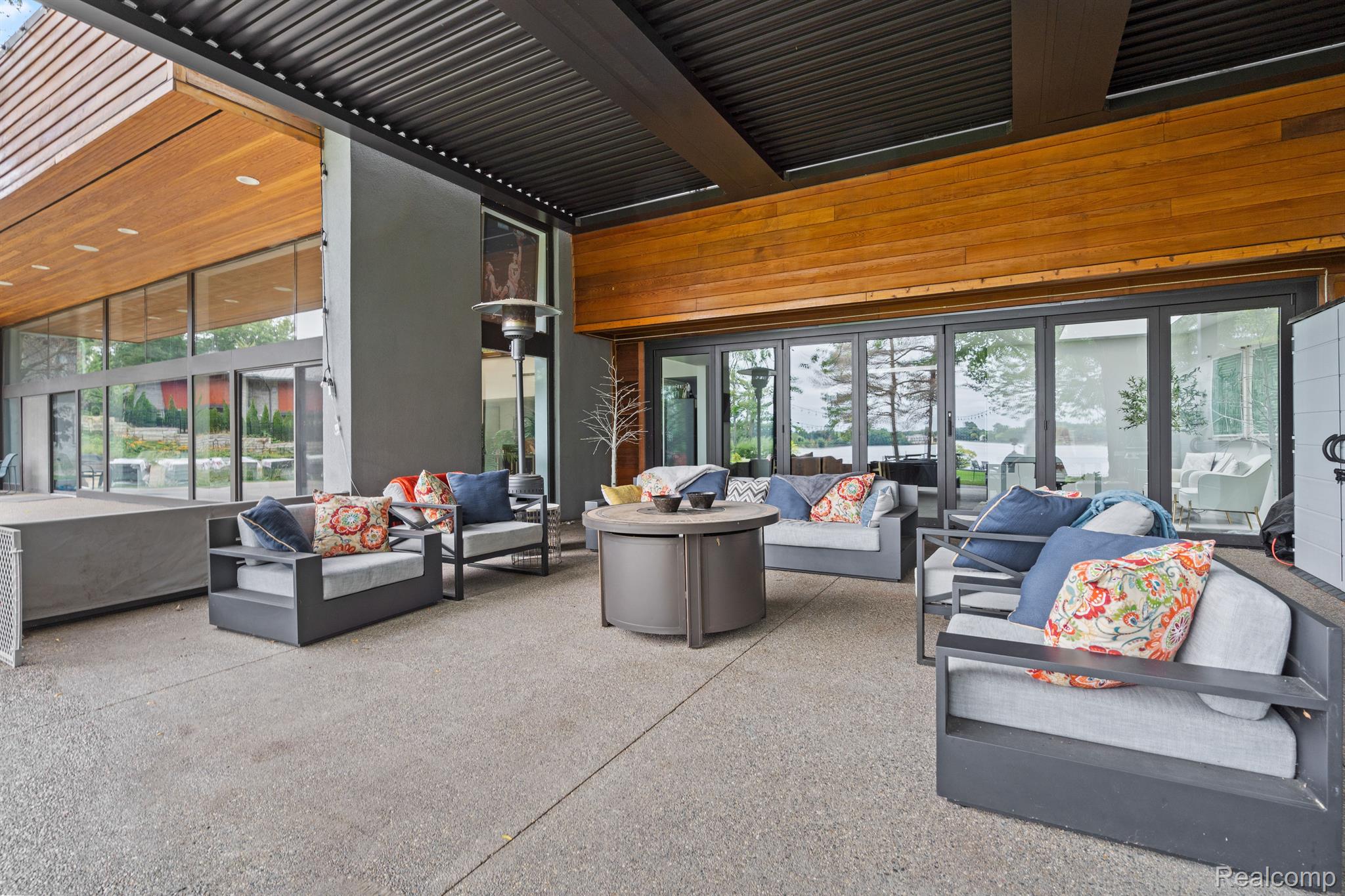 3897 LAKELAND LANE