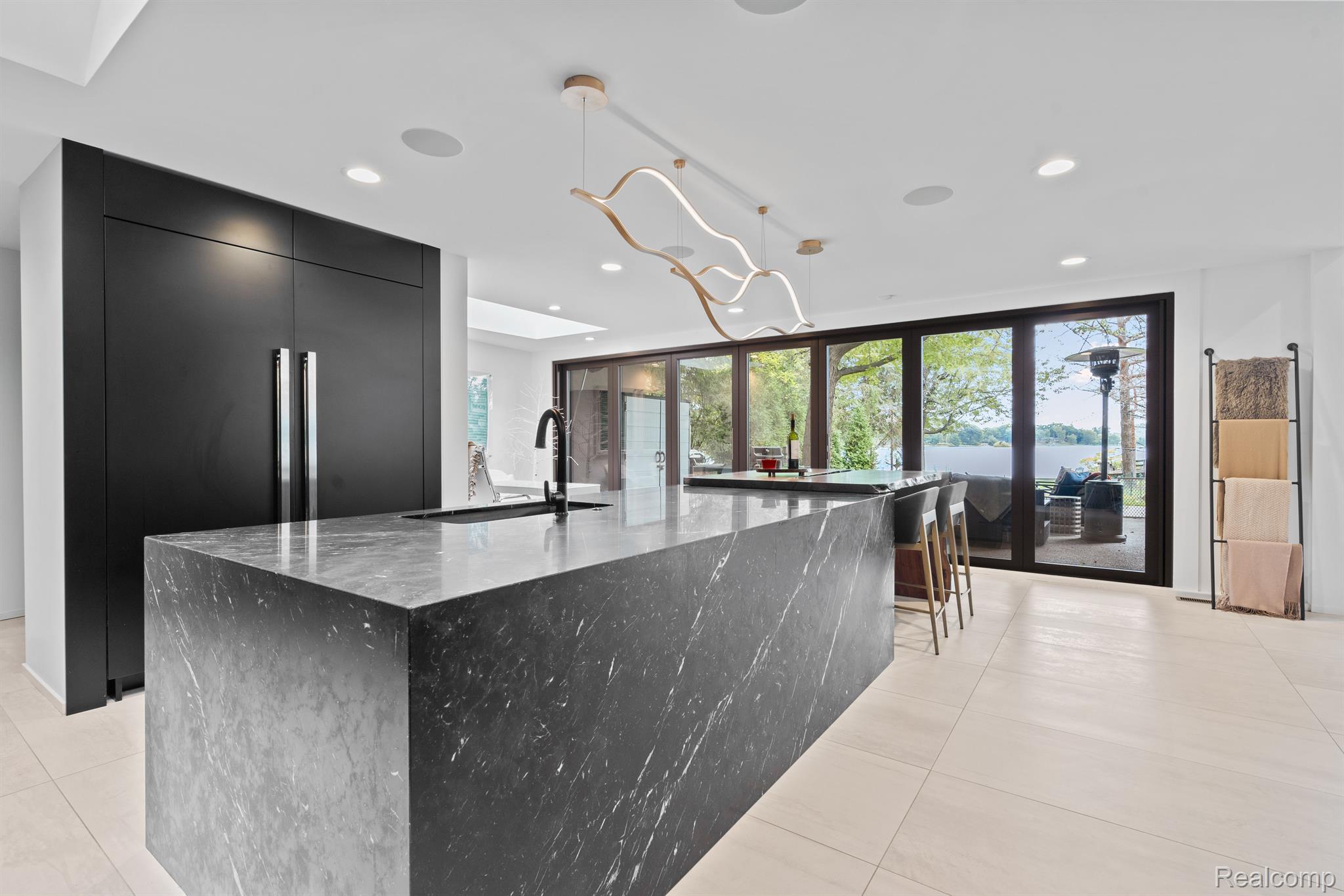 3897 LAKELAND LANE