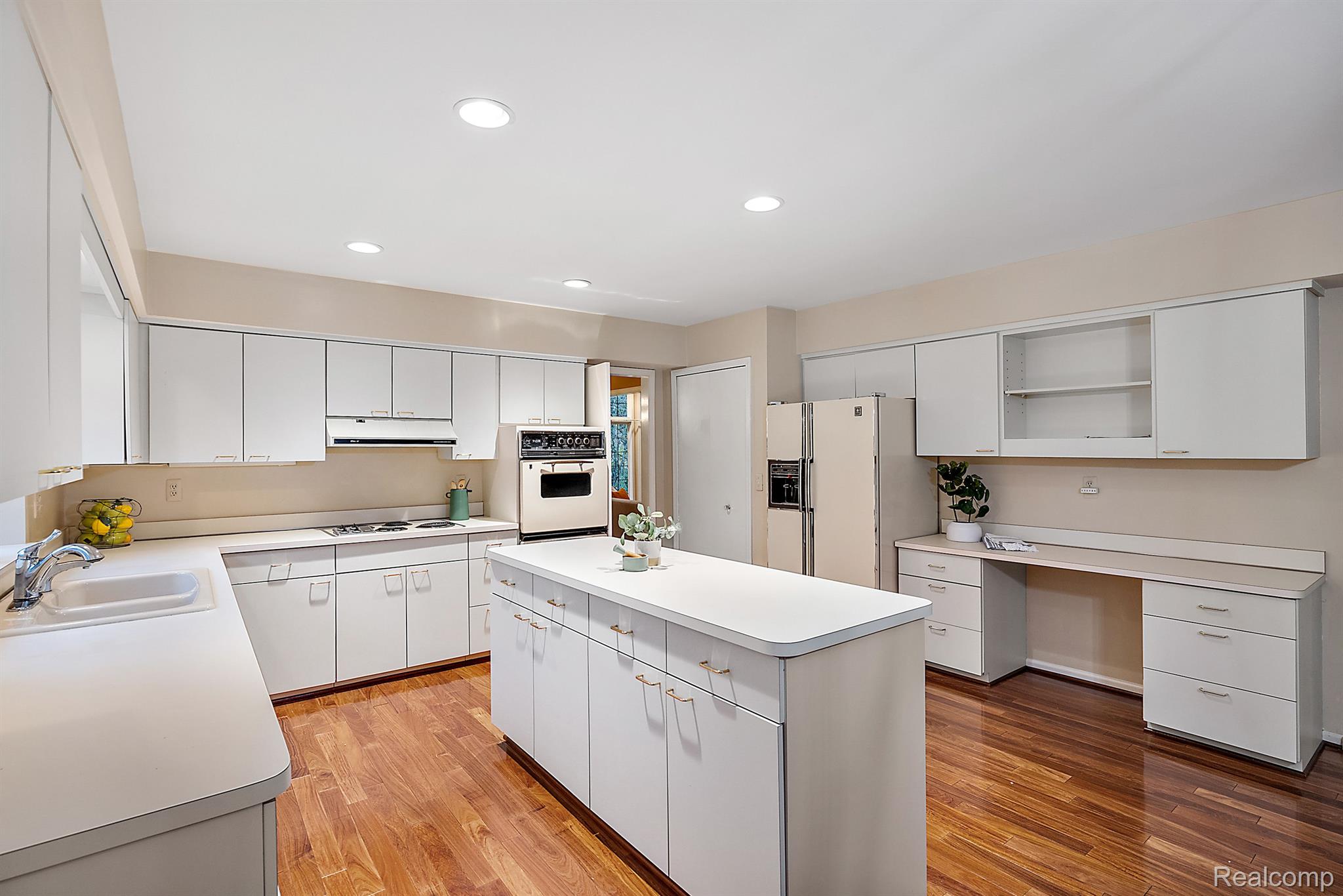 5584 PINE BROOKE COURT