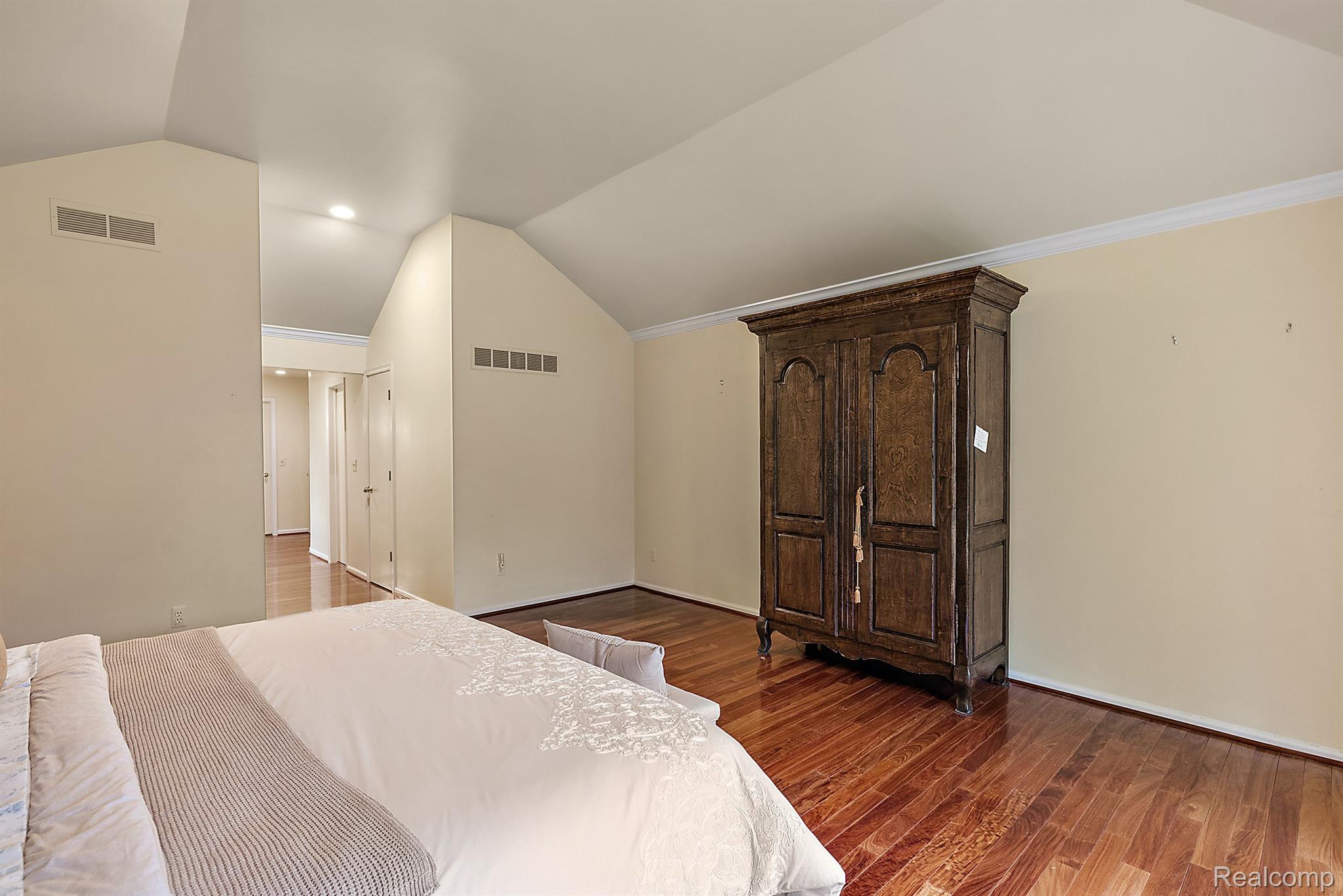5584 PINE BROOKE COURT