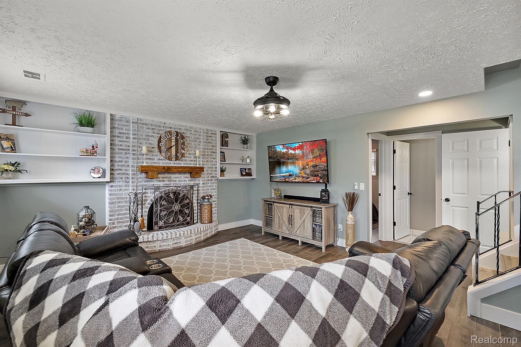15370 VALERIE DRIVE