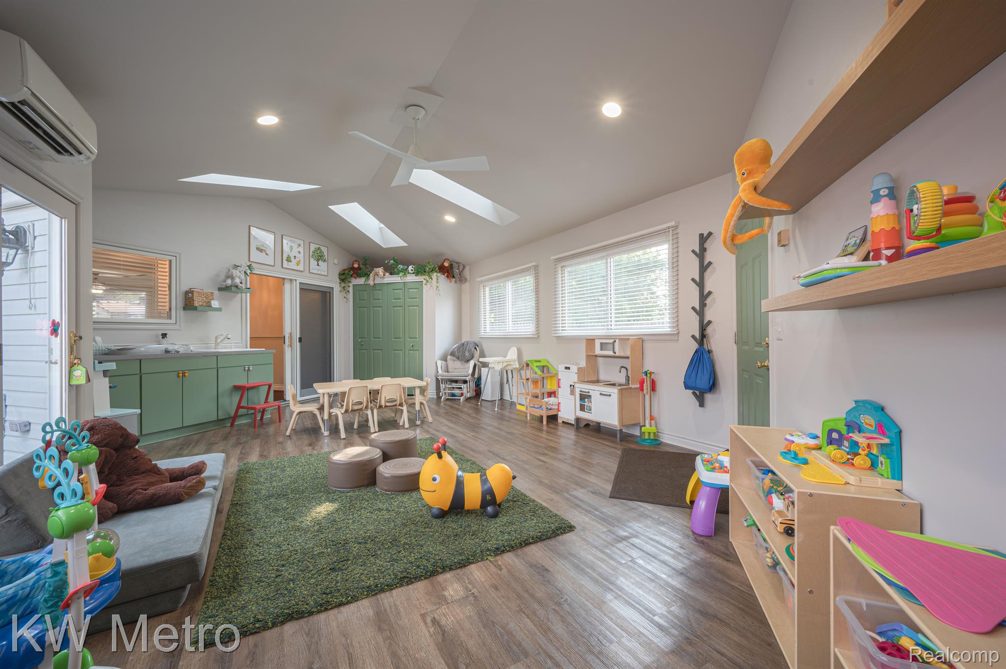 609 E SUNNYBROOK DRIVE