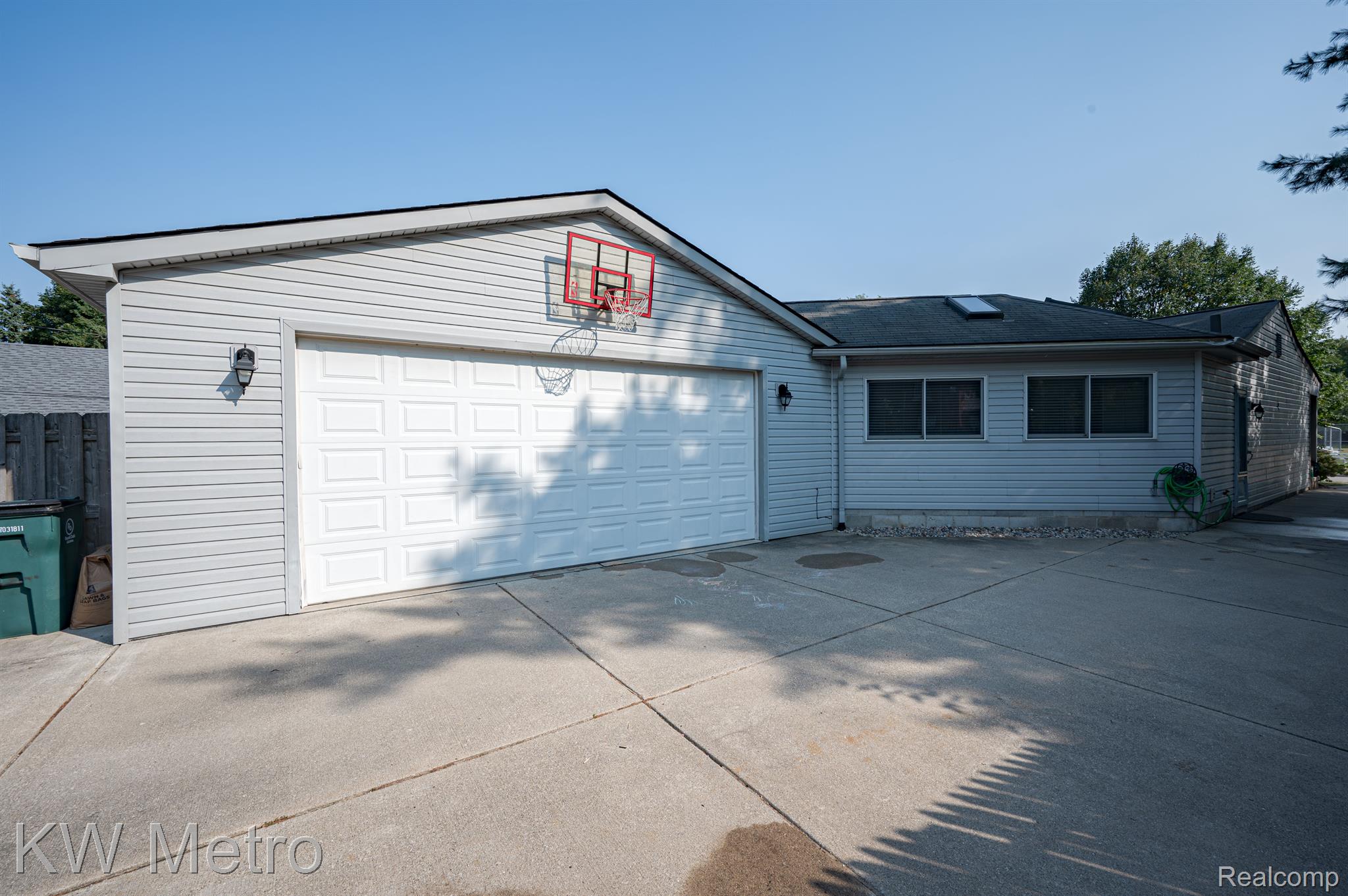 609 E SUNNYBROOK DRIVE