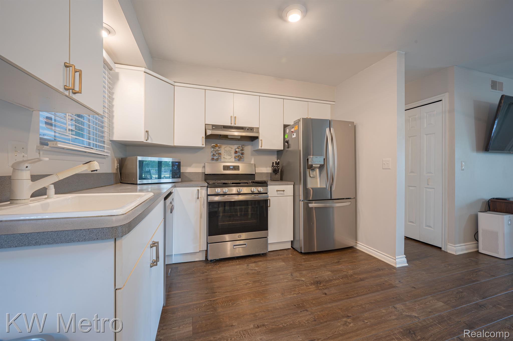 609 E SUNNYBROOK DRIVE