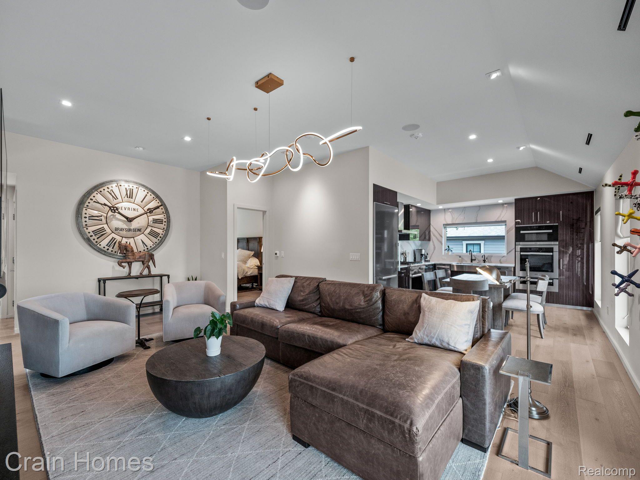 523 W MERRILL STREET
