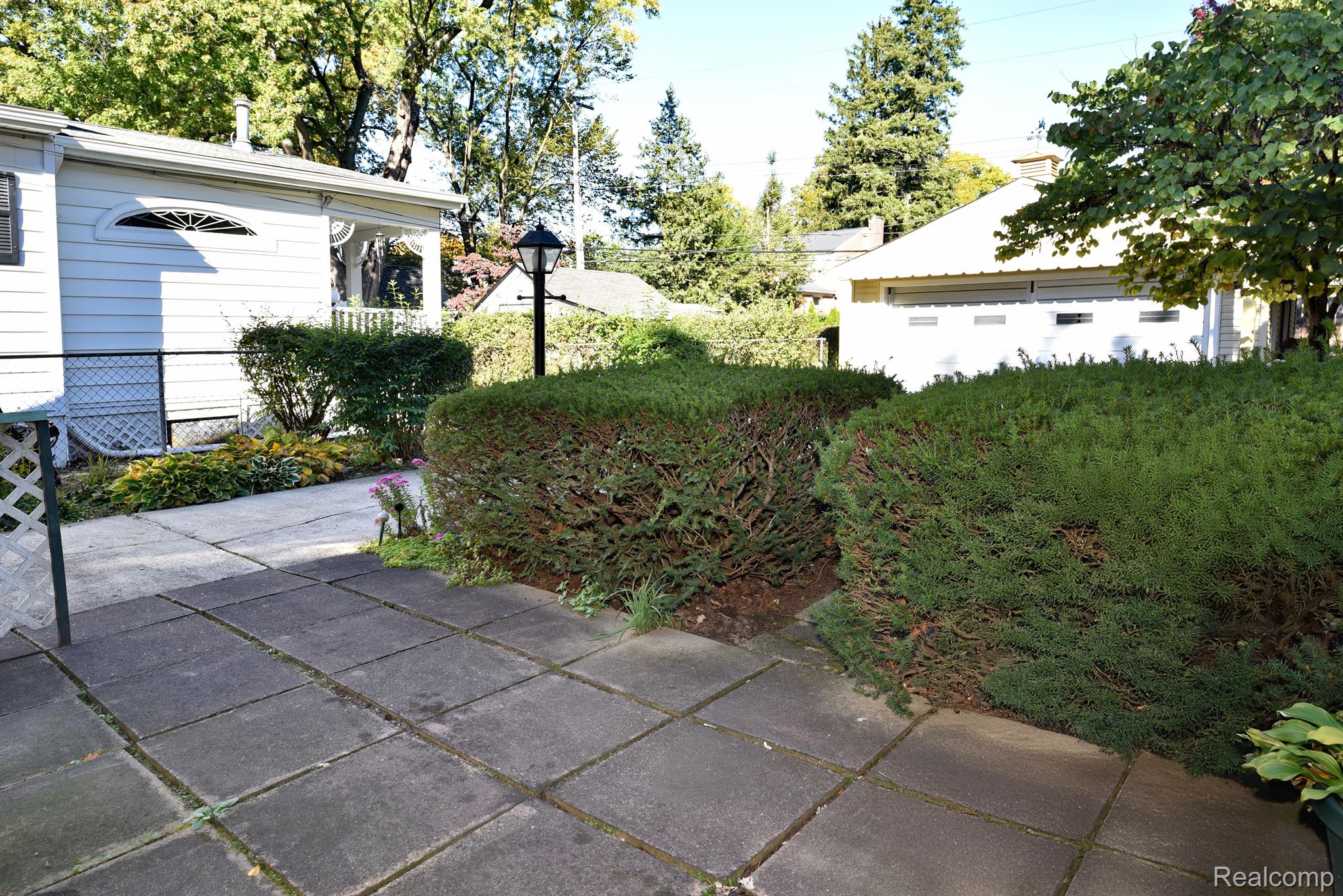 1612 ROSELAND AVENUE