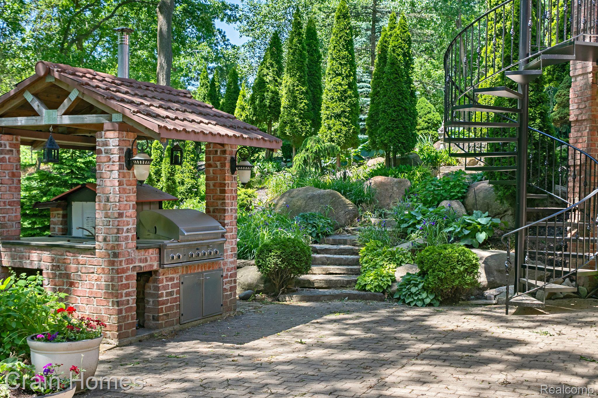 255 CAMELOT WAY