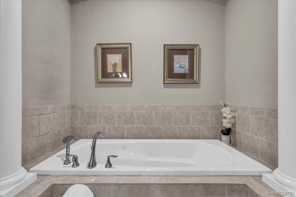 5808 KNOB HILL CIRCLE