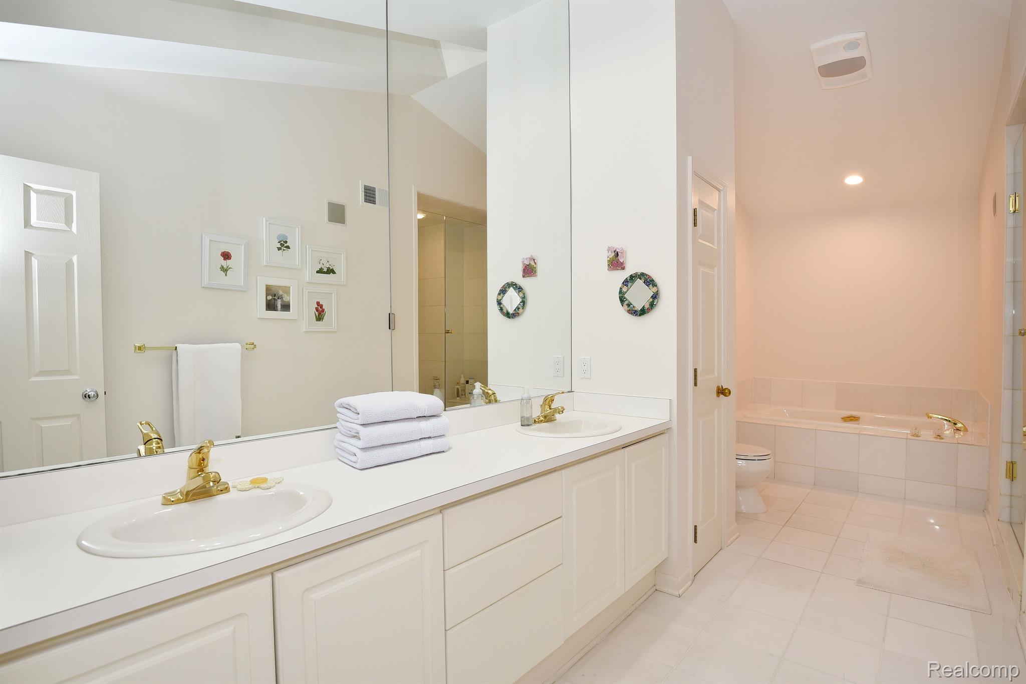 4074 CRANBROOK COURT