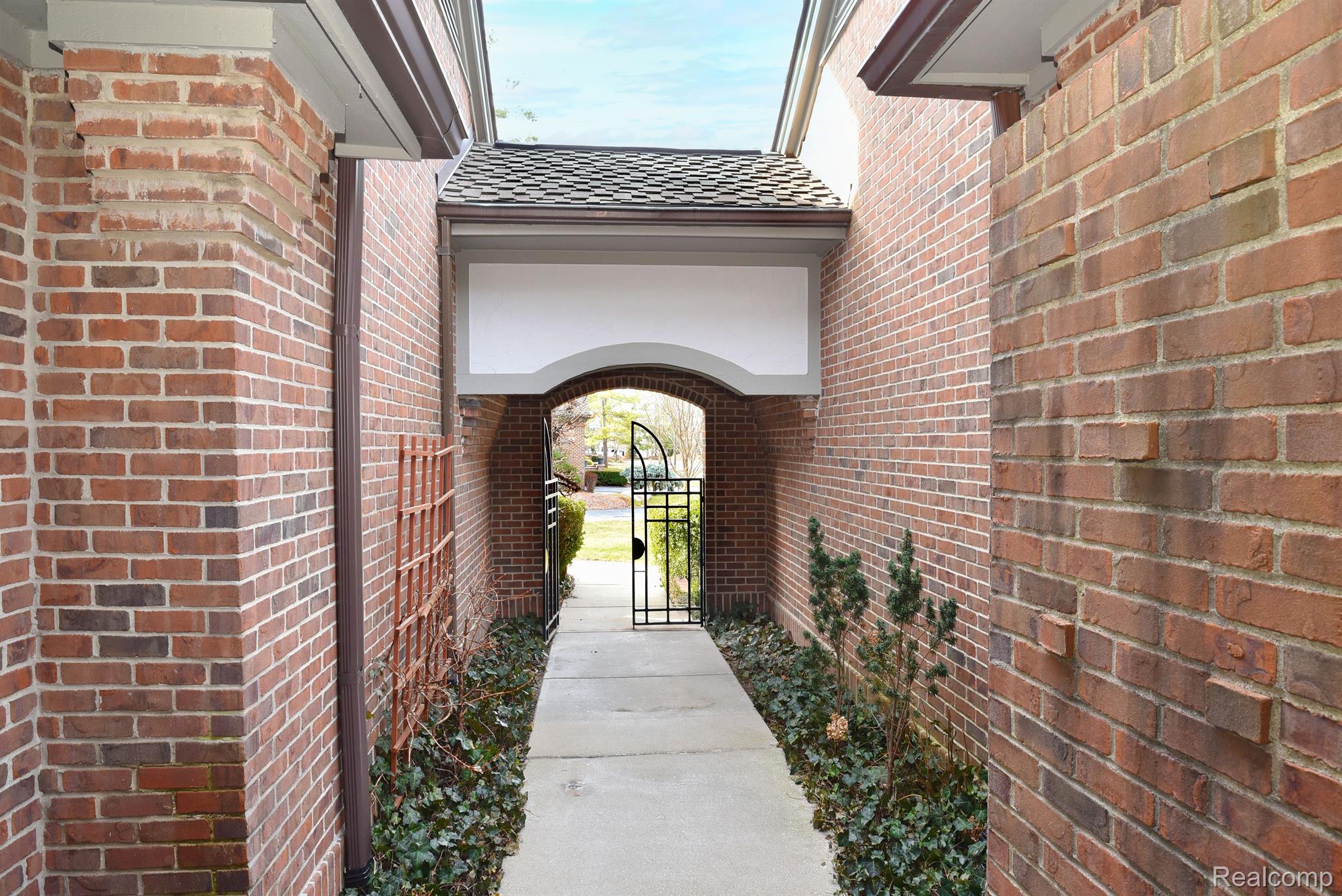 4074 CRANBROOK COURT
