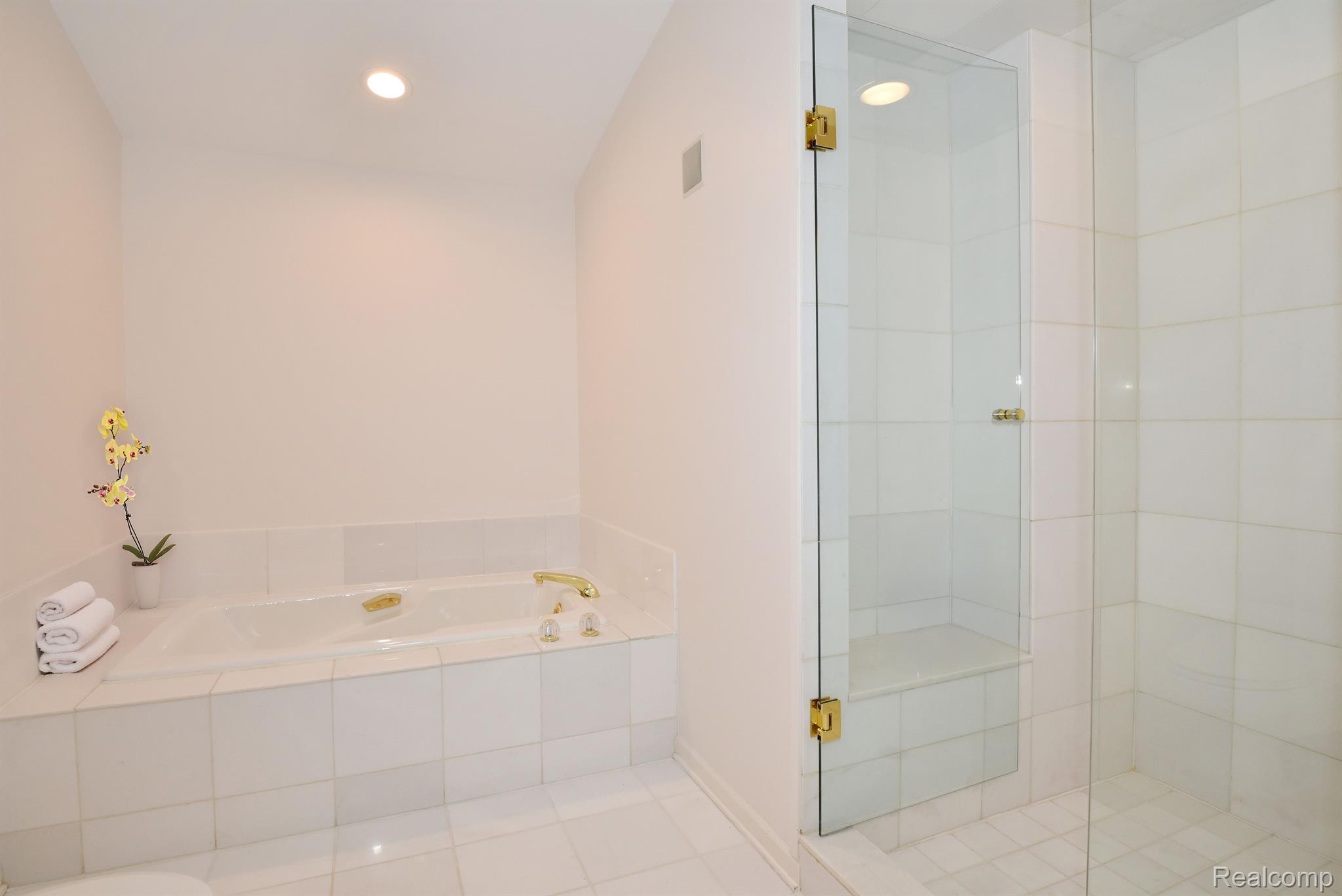 4074 CRANBROOK COURT