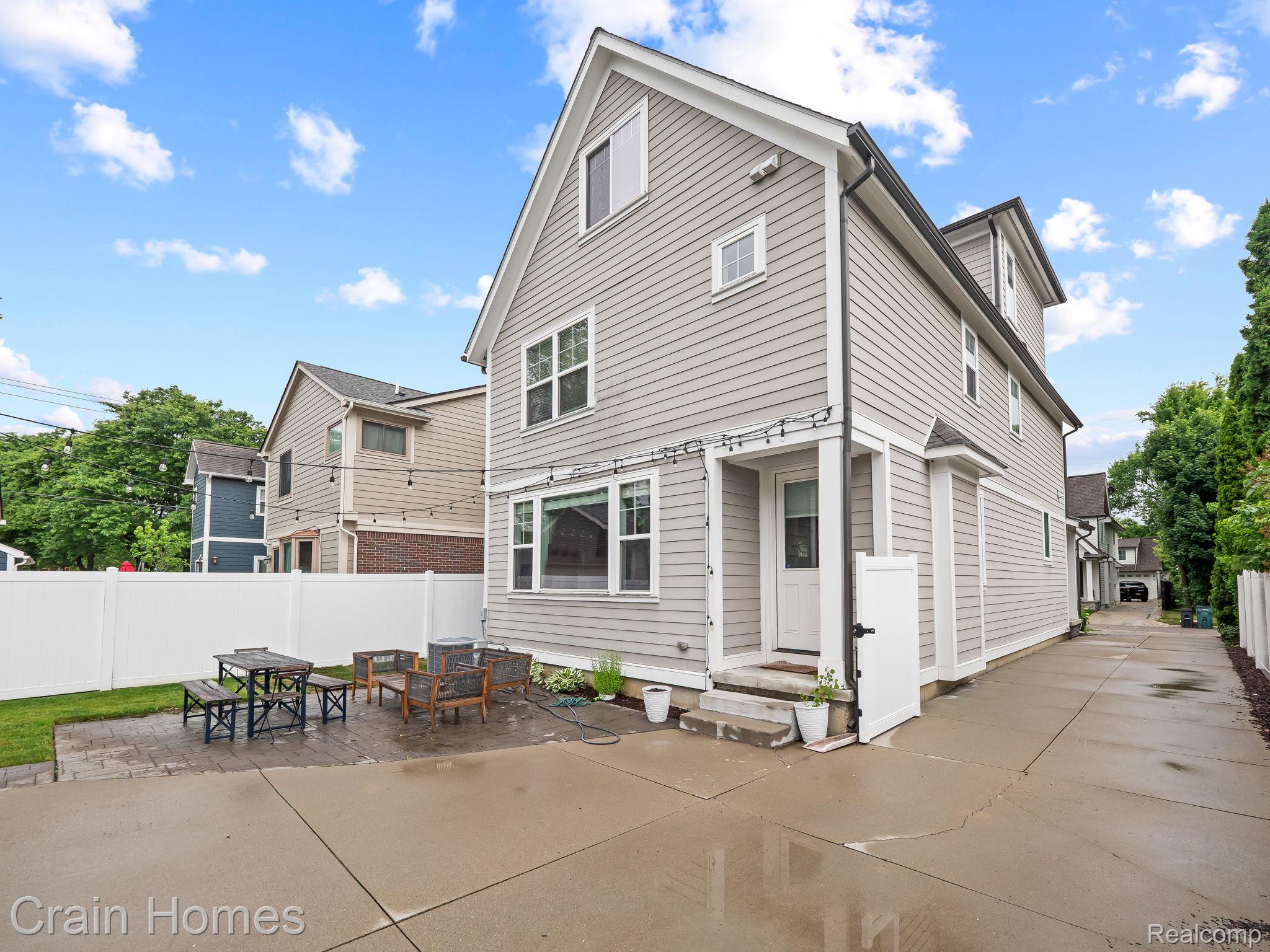 648 Humphrey Avenue