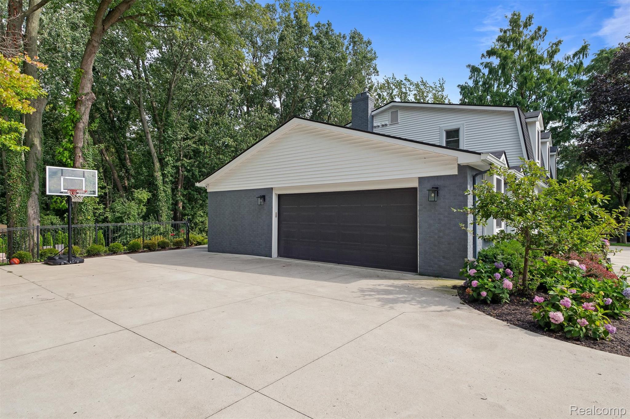 4605 Sunningdale Drive