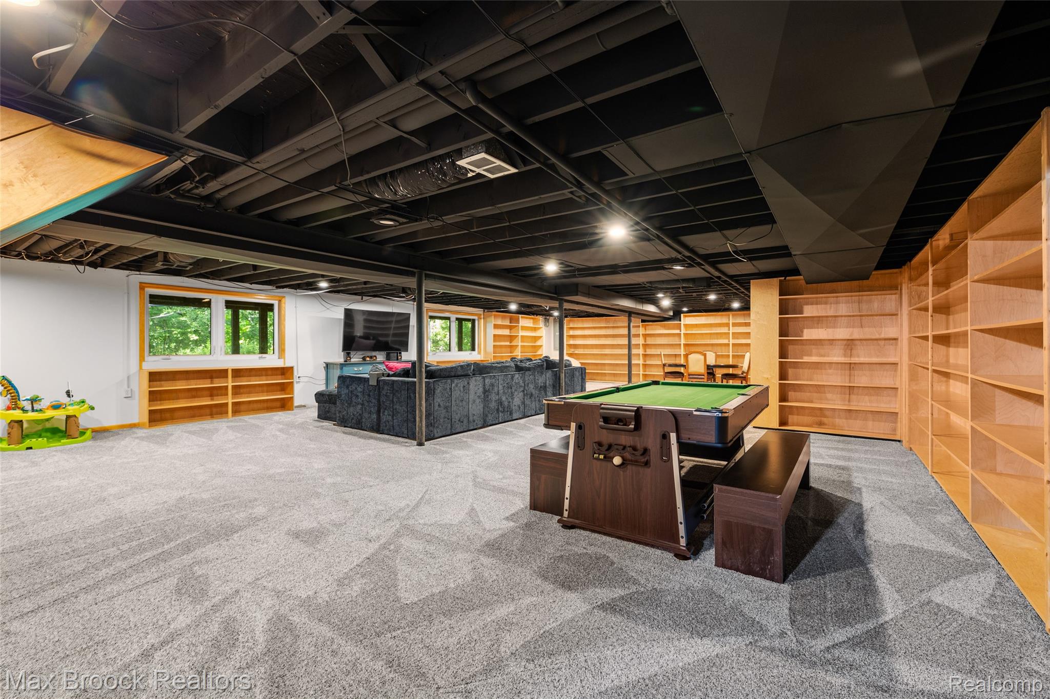 433 Whippers In Court