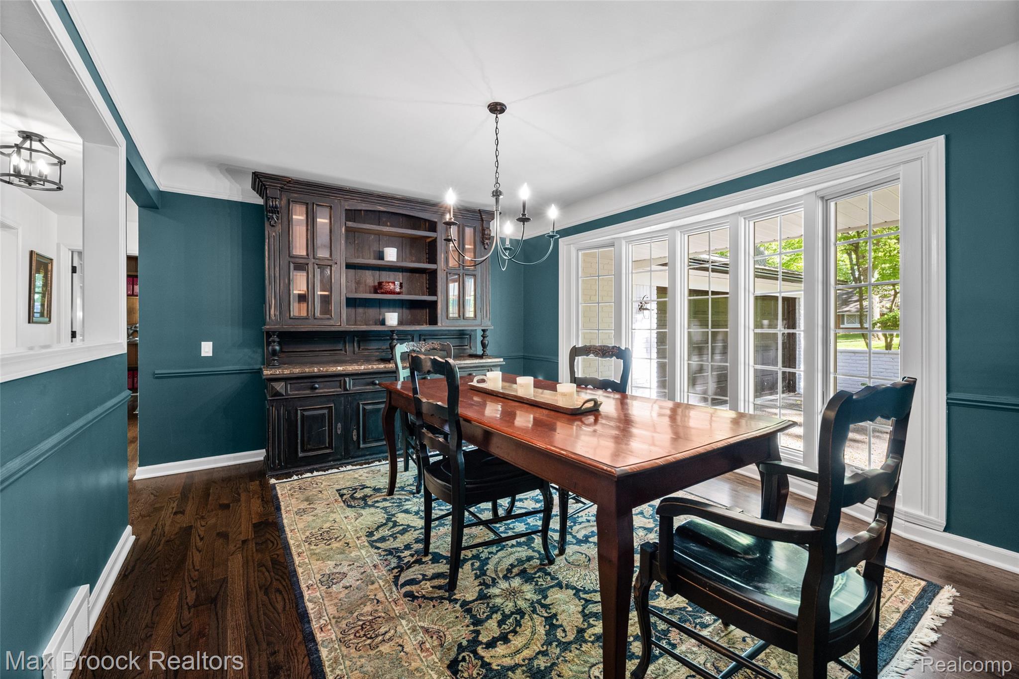 433 Whippers In Court