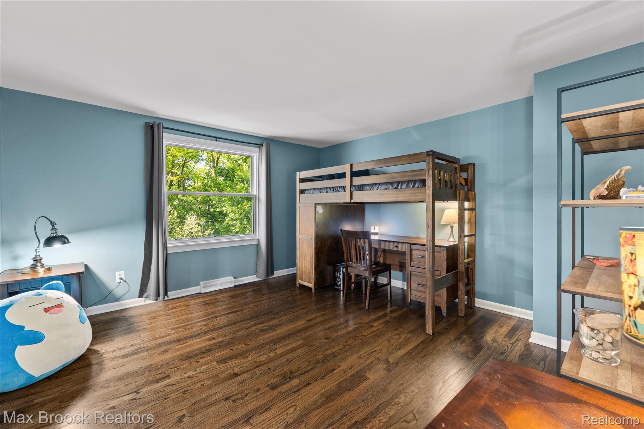 433 Whippers In Court