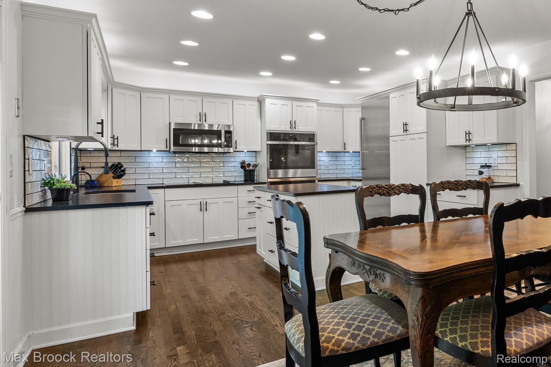 433 Whippers In Court