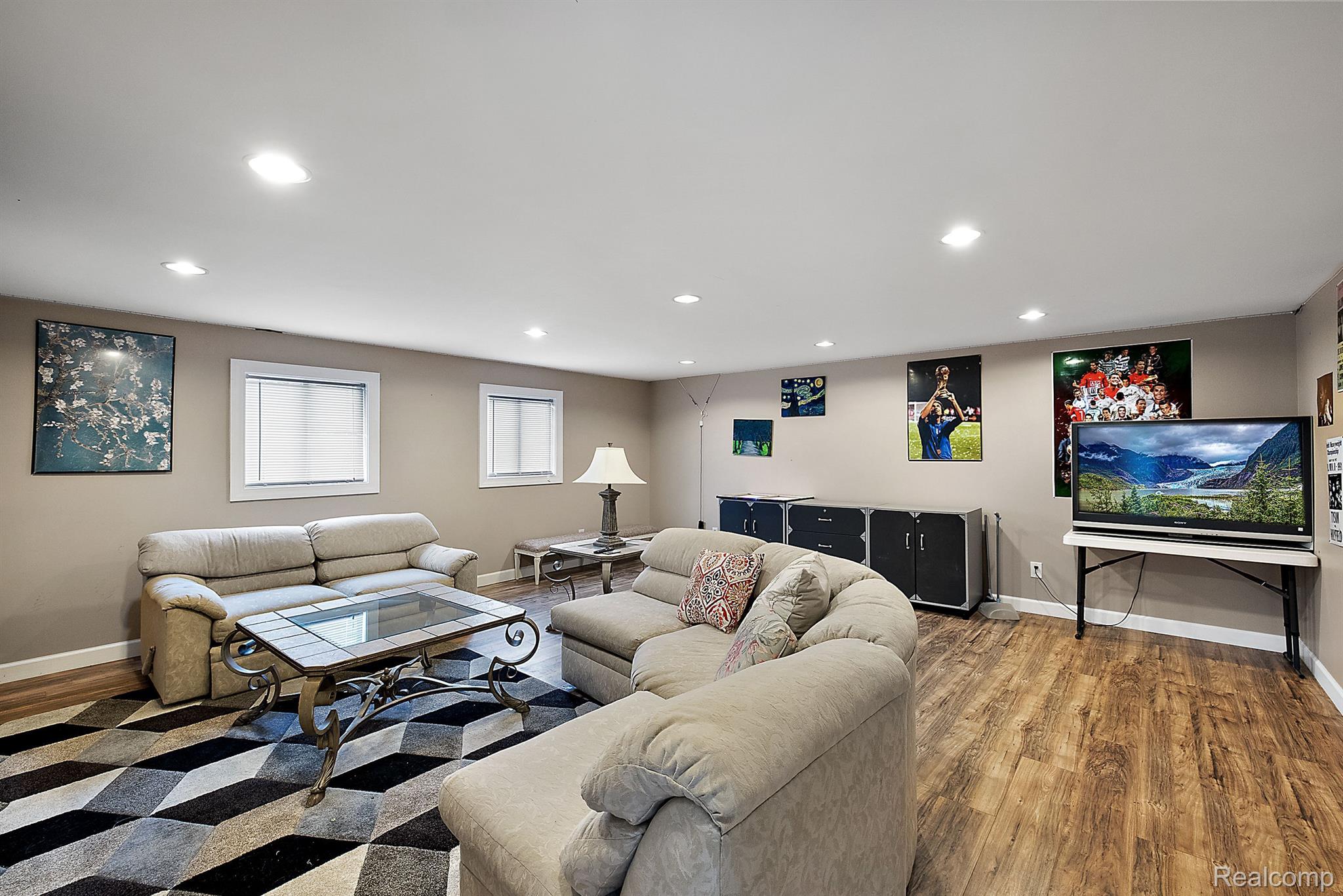 1297 E LINCOLN Street