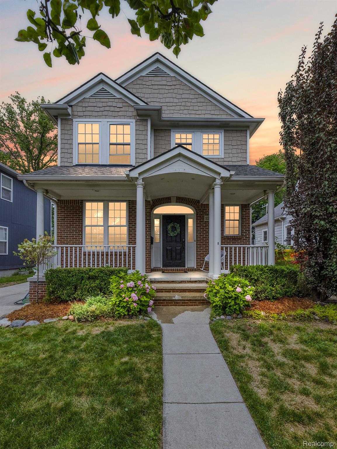 1297 E LINCOLN Street