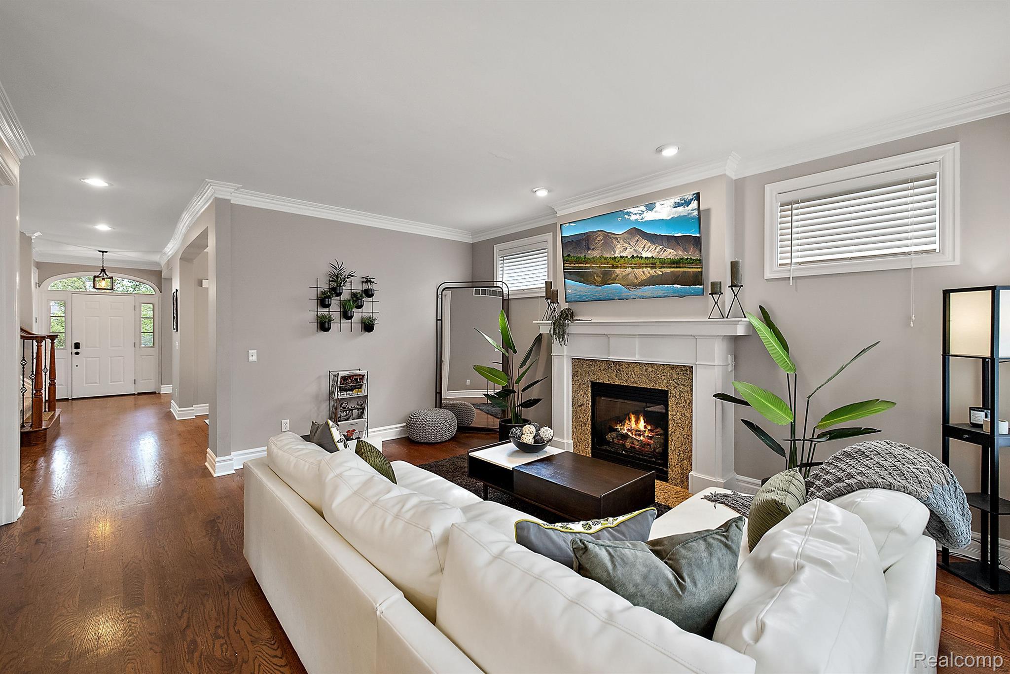 1297 E LINCOLN Street